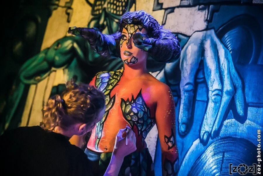 Smic.Art, performance de Body painting pendant le concert, les Abattoirs (Bourgoin-Jallieu), le 8 novembre 2013